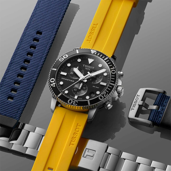 Schwarzes Seastar-Gehäuse, umgeben von kompatiblen gelben, stählernen und dunkelblauen Armbändern