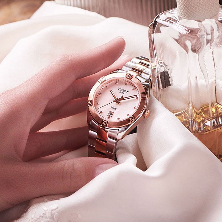 Een vrouw met een PR 100 Sport chic in de hand