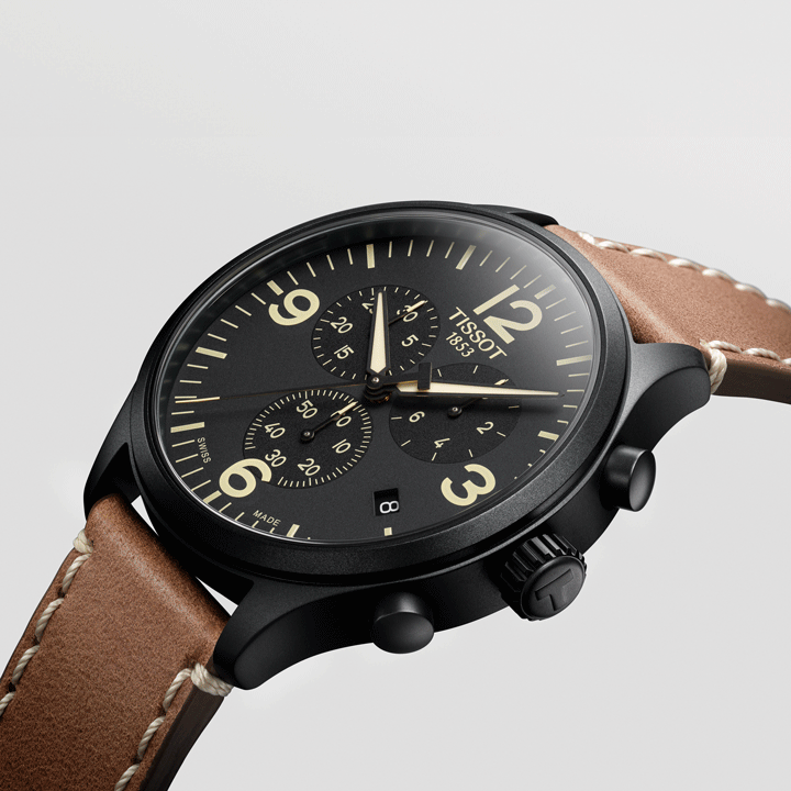 Zifferblatt einer Tissot XL mit schwarzem Gehäuse und braunem Lederarmband.